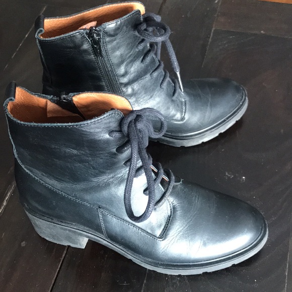 Black leather ankle boots - Picture 2 of 3